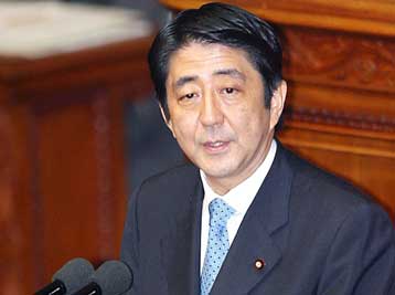 Πρώτη προτεραιότητα Αμπε η βελτίωση των σχέσεων με Κίνα και Ν.Κορέα