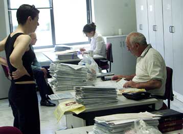 Mε κατασχέσεις περιουσιακών στοιχείων απειλεί η εφορία 500.000 οφειλέτες του Δημοσίου