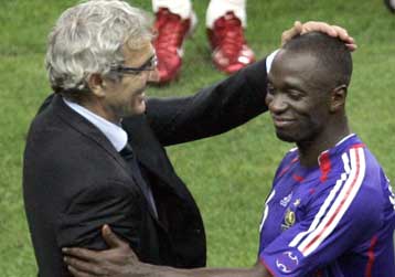 Αλλαξε γνώμη ο Μακελελέ και παραμένει «τρικολόρ» ώς τα τελικά του EURO 2008