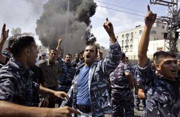 Μέλη της Φατάχ πυρπόλησαν την έδρα της κυβέρνησης της Χαμάς