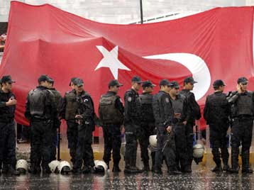 Επίθεση με χειροβομβίδα σε καφέ της Σμύρνης με επτά τραυματίες