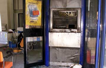 Ομάδα 30 νεαρών πυρπόλησε τρία υποκαταστήματα τραπεζών στο κέντρο της Αθήνας