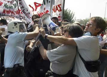 Οργή για τον αστυνομικό με τη σιδηρογροθιά στην πορεία των εκπαιδευτικών