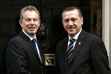 Χωρίς πολιτική βούληση «θα εκτροχιαστεί το τρένο» της Τουρκίας, το μήνυμα της Κομισιόν