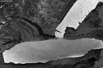 Γιγάντιο παγόβουνο διαλύθηκε από καταιγίδα στην άλλη άκρη της Γης