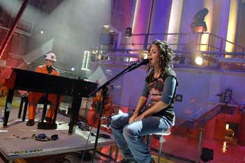 Συναυλία στο βυθό της θάλασσας από την Κέιτι Μελούα