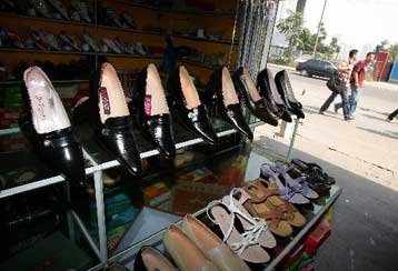 Δασμούς επιβάλει η ΕΕ στην εισαγωγή υποδημάτων από Κίνα και Βιετνάμ