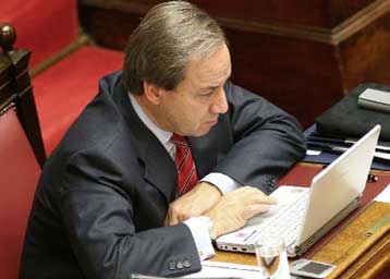 Επιστολή Αλογοσκούφη στους Financial Times για το «αρχαιότερο επάγγελμα στον κόσμο»