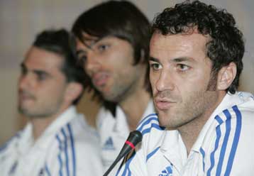 Φαβορί για την πρόκριση η εθνική, εκτιμά ο Σαμαράς-Ακόμα στέκομαι, λέει ο Ρεχάγκελ