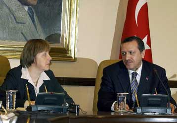 Μήνυμα με τις ανησυχίες της ΕΕ κομίζει στην Αγκυρα η Ανγκελα Μέρκελ