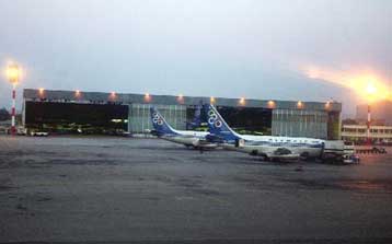 Σε υποθήκη λόγω χρεών τέσσερα αεροσκάφη Boeing 737-400 των Oλυμπιακών Αερογραμμών