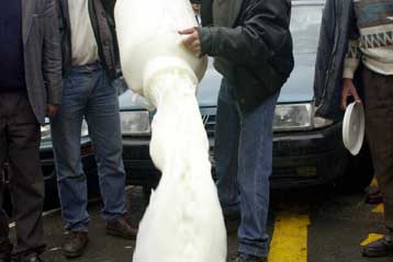 Εμπάργκο στη διάθεση γάλακτος αποφάσισαν οι κτηνοτρόφοι Θεσσαλίας