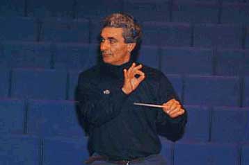 Ο Τούρκος μαέστρος Γκιουρέρ Αϊκάλ συμπράττει με την Ορχήστρα των Χρωμάτων στο ΜΜΑ