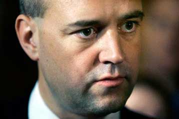 Επισήμως στην πρωθυπουργία της Σουηδίας ο κεντροδεξιός Φρέντρικ Ράινφελντ