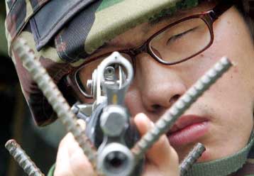 Προειδοποιητικά πυρά στην κορεατική χερσόνησο δυναμιτίζουν το κλίμα