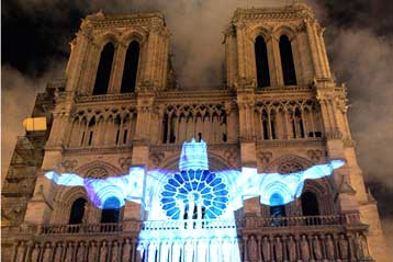 Εορταστικές εκδηλώσεις στους κατάφωτους δρόμους του Παρισιού το βράδυ του Σαββάτου