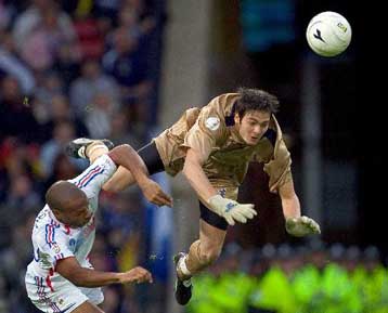 Γαλλικό σοκ, ιταλική νίκη, αγγλική ισοπαλία, ισπανική ήττα και δύο γκολ ο Κωνσταντίνου