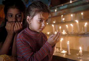 Ένα χρόνο μετά την τραγωδία, το Πακιστάν τίμησε τα θύματα του φονικού σεισμού