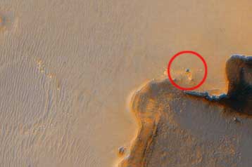 Ρομπότ της NASA μελετά αρειανό κρατήρα, δορυφόρος συνδράμει αφ υψηλού