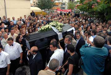 Πλήθος κόσμου στην κηδεία του συνδικαλιστή των ΕΛΤΑ Μανώλη Γουρνιεζάκη