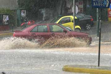 Καταιγίδα… προβλημάτων σε πτήσεις, δρόμους και σπίτια στην Αττική