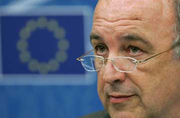 Αγνοεί την αναθεώρηση του ΑΕΠ και ζητά μέτρα για τα ελλείμματα ο Χ.Αλμούνια