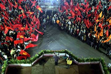 Με κεντρικές προεκλογικές ομιλίες κορυφώνεται η εκστρατεία για τις δημοτικές