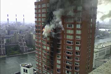 Δύο τελικά οι νεκροί από τη συντριβή αεροπλάνου σε κτίριο του Μανχάταν