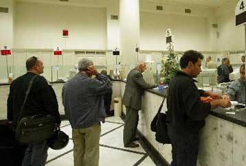 Οι τράπεζες αυξάνουν τα επιτόκια δανείων, ενώ «ξεχνούν» τις καταθέσεις