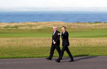 Καταρχήν συμφωνία στις διαπραγματεύσεις για το πολιτικό μέλλον της Β.Ιρλανδίας