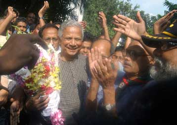 Νέα ώθηση στον αγώνα κατά της φτώχειας δίνει το Νόμπελ Ειρήνης, λέει ο Μ.Γιουνούς