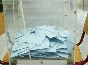 Tι προβλέπουν τα exit polls για τους μεγαλύτερους δήμους και νομαρχίες της χώρας