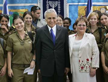 Την απαγγελία κατηγοριών εις βάρος του προέδρου του Ισραήλ ζητούν οι Αρχές