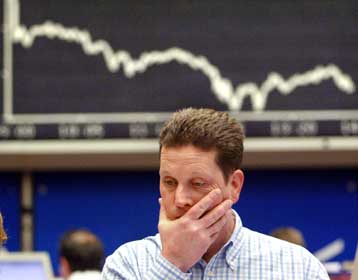 Ρευστοποιήσεις την Τρίτη στα χρηματιστήρια των δύο πλευρών του Ατλαντικού