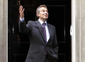 «Σημάδι διαχωρισμού» χαρακτηρίζει ο Τόνι Μπλερ τη μουσουλμανική μαντήλα