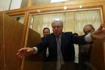 Καταργείται στις φυλακές το διαχωριστικό τζάμι μεταξύ κρατουμένων και δικηγόρων