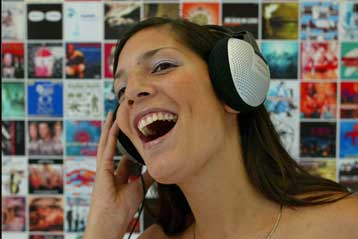 Επιβλαβής η δυνατή μουσική με ακουστικά πάνω από μιάμισι ώρα την ημέρα