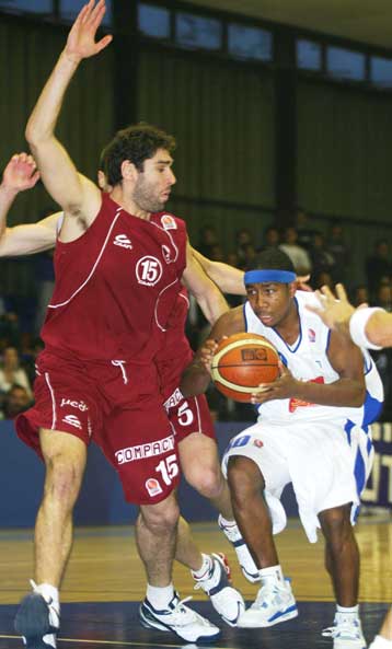 Με 51 πόντους ο Κέιντριν Κλαρκ οδήγησε το Αιγάλεω στη νίκη επί της Λάρισας