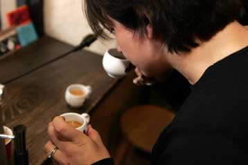 Οι έγκυες ίσως θα έπρεπε να απέχουν εντελώς από τον καφέ