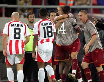 Η Ρόμα επιβίωσε στην αρένα του Καραϊσκάκη και έκανε τον Ολυμπιακό να σκέφτεται το UEFA