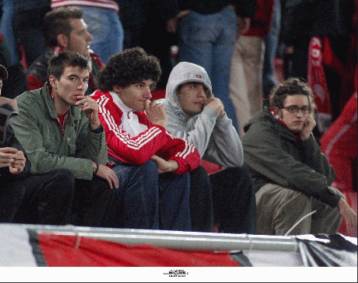 Επίθεση οπαδών του Ολυμπιακού στο πούλμαν της Ρόμα