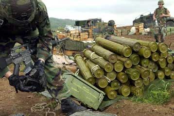 Αλλεπάλληλες εκρήξεις σε αποθήκη πυρομαχικών στρατιωτικής βάσης στη Σερβία