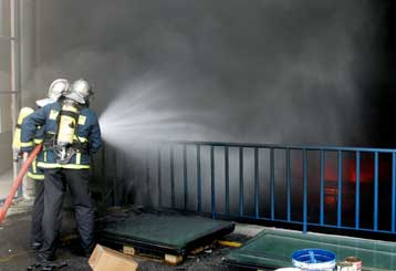 Υπό έλεγχο τέθηκε η μεγάλη πυρκαγιά σε εργοστάσιο χρωμάτων στον Ασπρόπυργο