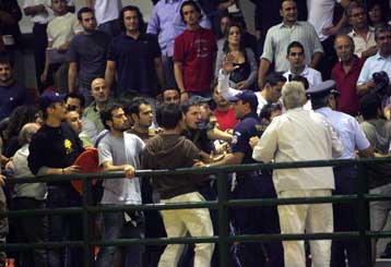 Τιμωρήθηκαν οι έδρες των Βριλησσίων και της ΑΕΚ για τα επεισόδια στο μεταξύ τους ματς