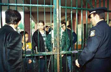 Αγνωστοι χτύπησαν με μολότοφ δύο υπό κατάληψη σχολεία στην Αθήνα