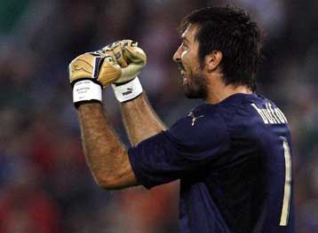 Την απόκτηση του Μπουφόν σχεδιάζει η Τσέλσι μετά τον τραυματισμό του Τσεχ