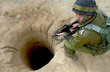 Εισβολή Ισραηλινών στη Γάζα και έρευνα για υπόγειες σήραγγες μεταφοράς όπλων