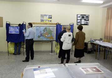 Κλείνουν οι κάλπες του β γύρου των δημοτικών και νομαρχιακών εκλογών