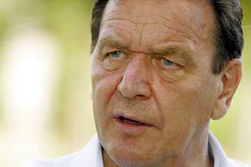 Προβληματισμένος στο βιβλίο του ο Σρέντερ για τη «φιλοσοφία» του Μπους