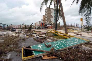 Τις ακτές της Καλιφόρνιας απειλεί ο κυκλώνας Πολ
